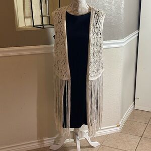 CATO Women’s open front ivory crochet vest with long fringe, sz 22/24W